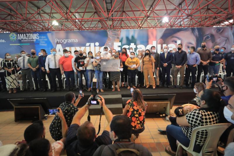Governador Wilson Lima entrega primeiros cartões do Auxílio Estadual permanente a famílias que moram em Manaus