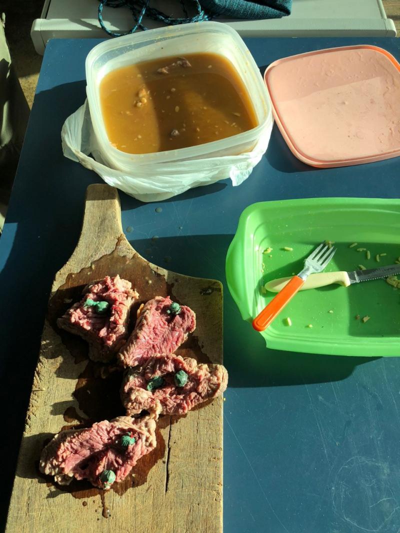 PC-AM prende mulher que tentava levar drogas em pedaços de carne para dentro da carceragem de Novo Airão