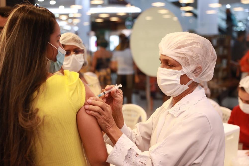 Governo do Estado realiza vacinação contra a COVID-19 em sete Shopping Centers