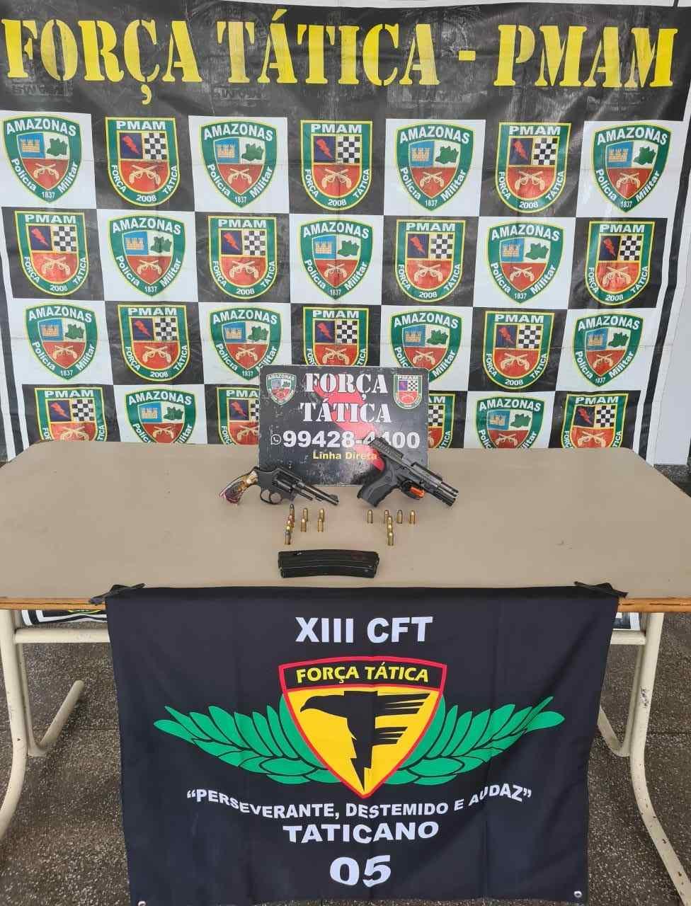 Através de denúncia, Força Tática prende homem com armas de fogo, carregador de fuzil e munições, em Manaus