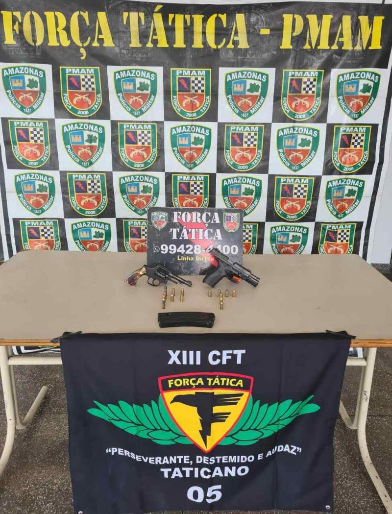 Através de denúncia, Força Tática prende homem com armas de fogo, carregador de fuzil e munições, em Manaus