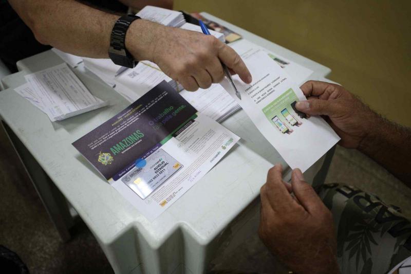 Governo do Estado inicia entrega do Auxílio Estadual permanente no interior do Amazonas