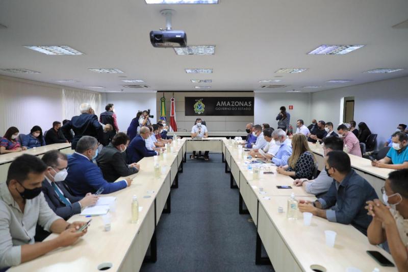 Wilson Lima assina convênios de R$ 25 milhões para investimento em obras, educação e setor primário no interior