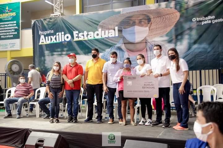 Governador Wilson Lima entrega Cartão Auxílio Estadual em Parintins