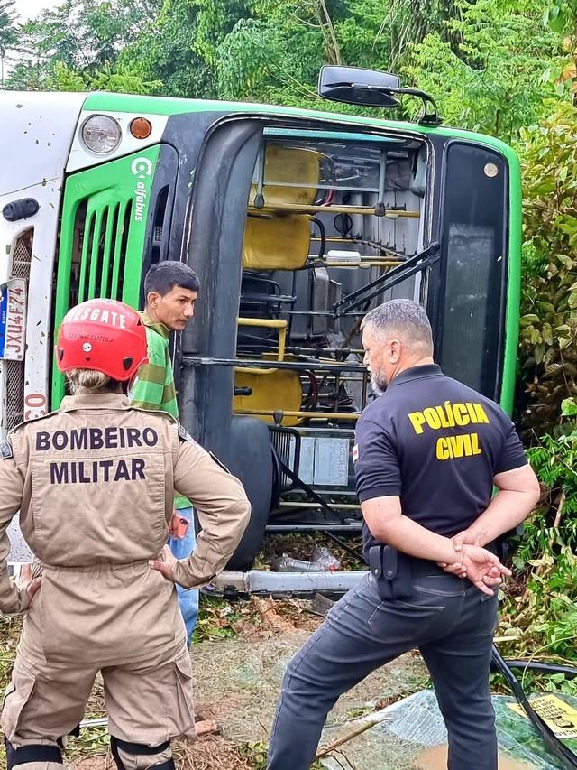 Ônibus do transporte público capota durante forte chuva em Iranduba, no Amazonas 
