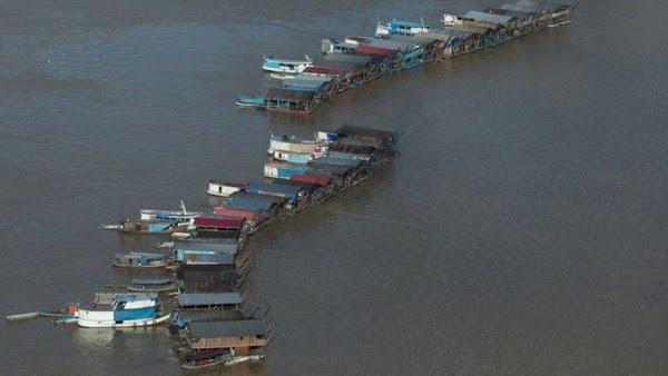 Dragas e barcos de garimpeiros começam a deixar Rio Madeira, no Amazonas, por conta própria Dragas e barcos de garimpeiros começam a deixar Rio Madeira, no Amazonas, por conta própria