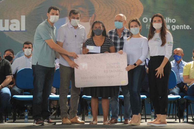 Wilson Lima inicia entrega de mais de 9 mil cartões do Auxílio Estadual em Manacapuru