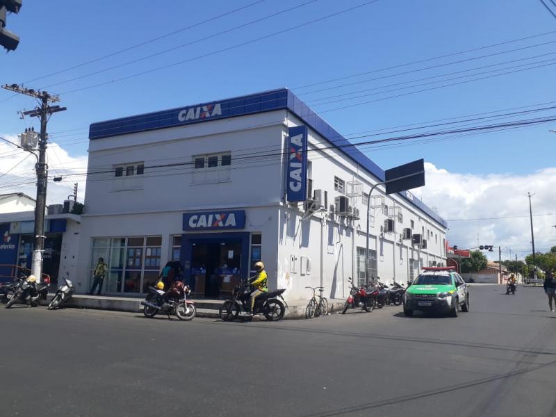 Homens armados assaltam agência da Caixa Econômica, em Parintins 