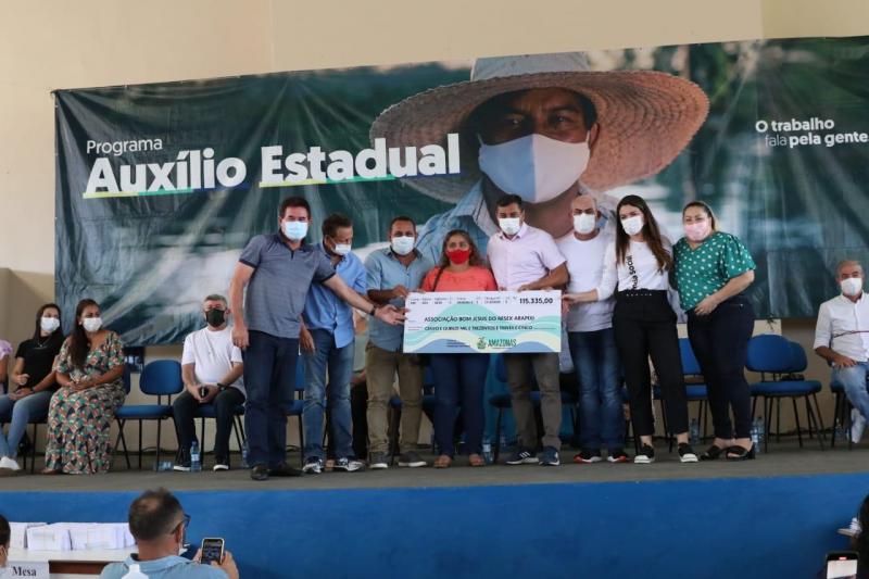 Wilson Lima entrega mais de R$ 115 mil em fomento para agricultores de Boca do Acre