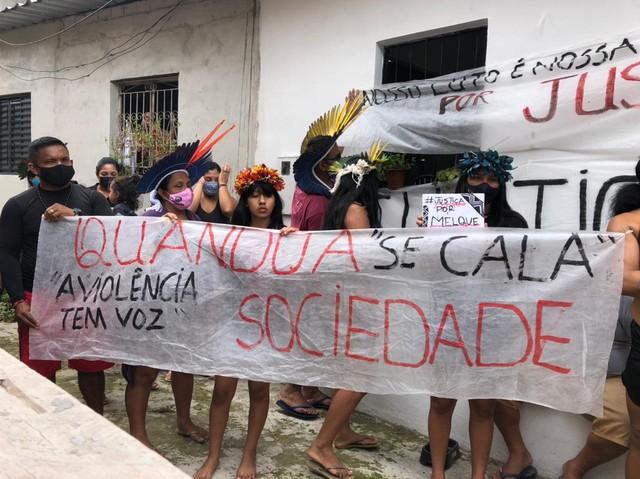 Familiares e amigos de indígena morto em assalto fazem protesto por justiça, em Manaus