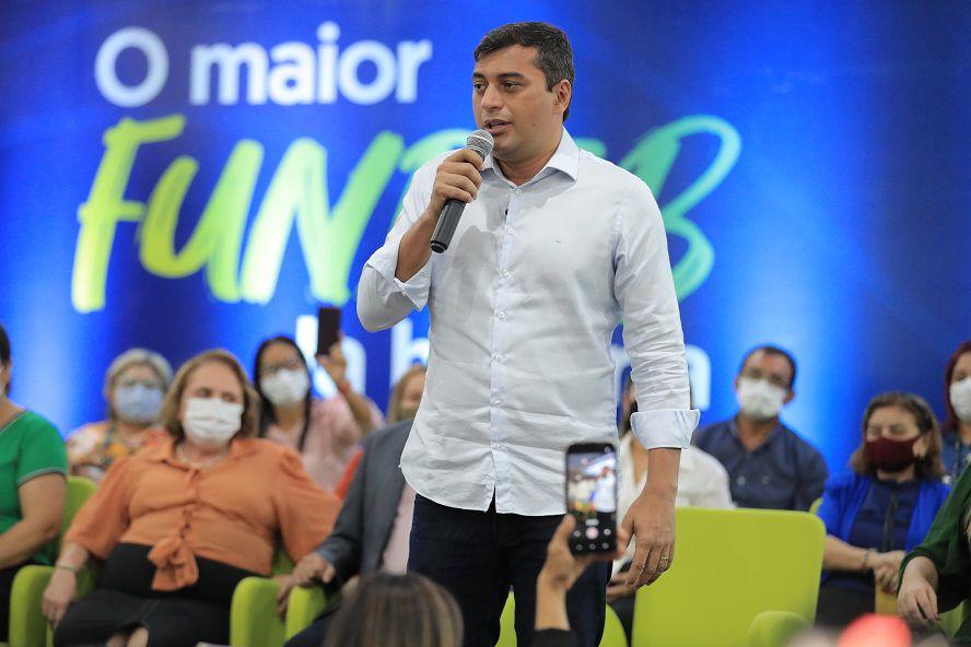 Governo do Amazonas paga abono do Fundeb para 32,9 mil profissionais da educação, injetando R$ 482 milhões na economia