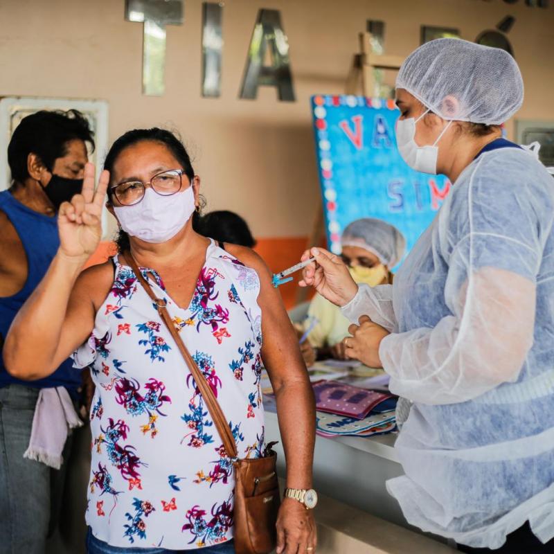 Com um dos maiores índices de vacinação do Brasil, Parintins segue em queda de internações por Covid