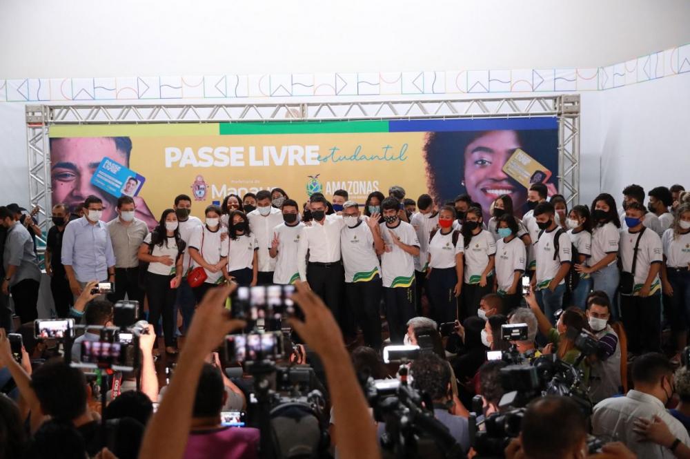 Lideranças estudantis comemoram passe livre no transporte coletivo em Manaus