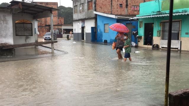 Mulher morre soterrada após ter casa atingida em deslizamento de barranco em Manaus Mulher morre soterrada após ter casa atingida em deslizamento de barranco em Manaus