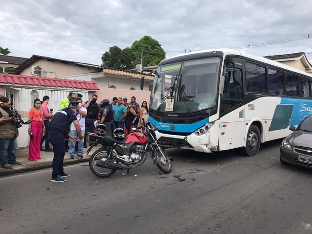 Suspeito de cometer arrastão morre após ser atropelado por ônibus durante fuga em Manaus