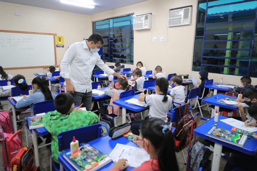 Governador Wilson Lima acompanha início do ano letivo 100% presencial da rede estadual de ensino
