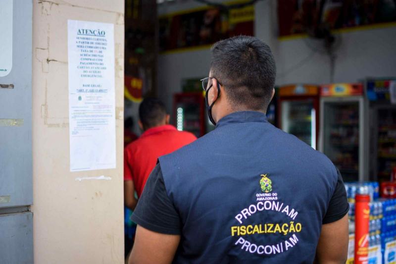 Procon-AM autua estabelecimento que cobrava taxa para passar cartão do Auxílio Estadual, em Parintins