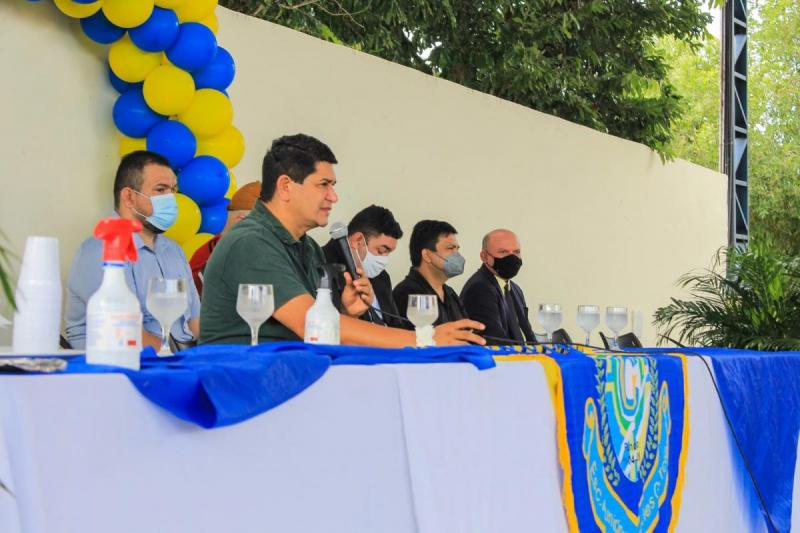 Prefeito Bi Garcia anuncia aumento salarial a professores municipais de Parintins 