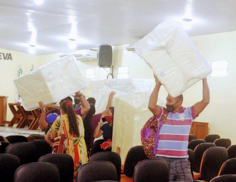 300 pescadores recebem kits de pesca artesanal do Governo do Amazonas