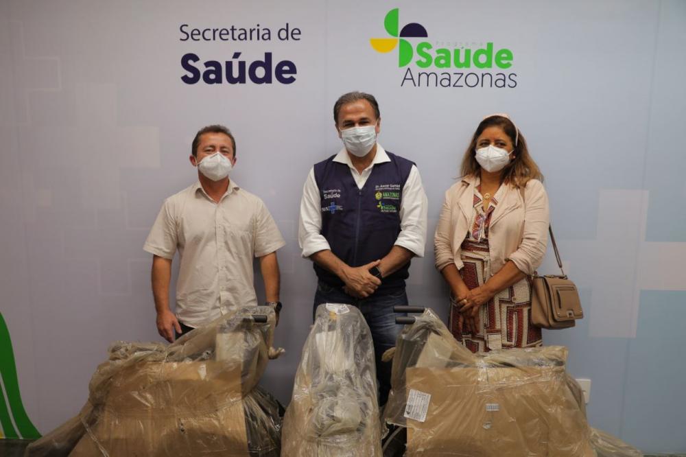 SES-AM entrega cadeiras de rodas para três irmãos, em Parintins