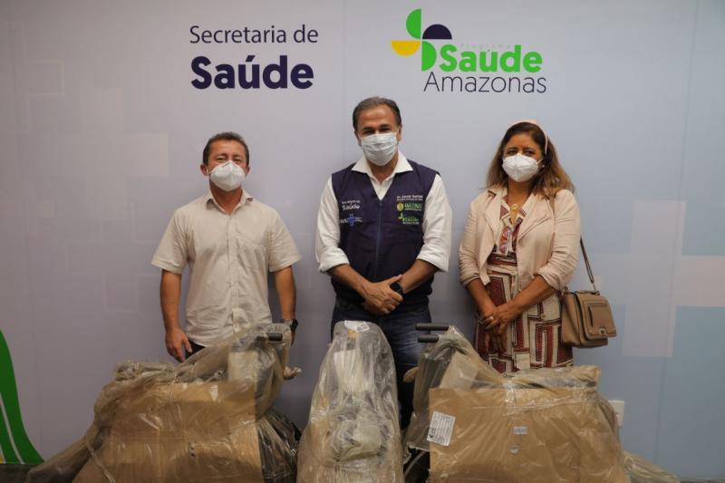 SES-AM entrega cadeiras de rodas para três irmãos, em Parintins
