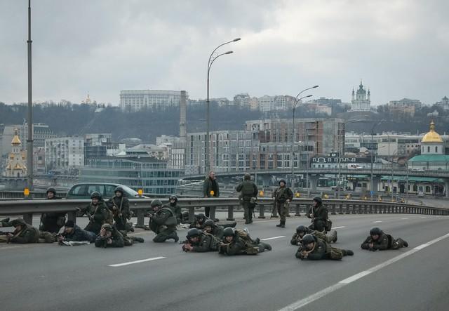 Tropas russas cercam Kiev e Rússia se diz disposta a negociar Tropas russas cercam Kiev e Rússia se diz disposta a negociar