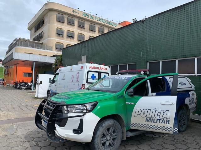 Homem tenta matar jovem de 18 anos a facadas após crise de ciúmes, em Manaus