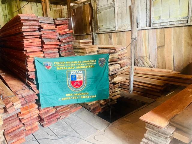 Madeira irregular é apreendida em depósito e em terreno de Manaus