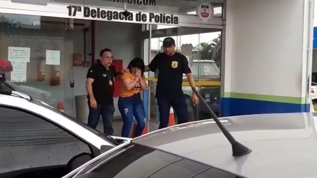 Falsa biomédica suspeita de deformar pacientes é presa em Manaus