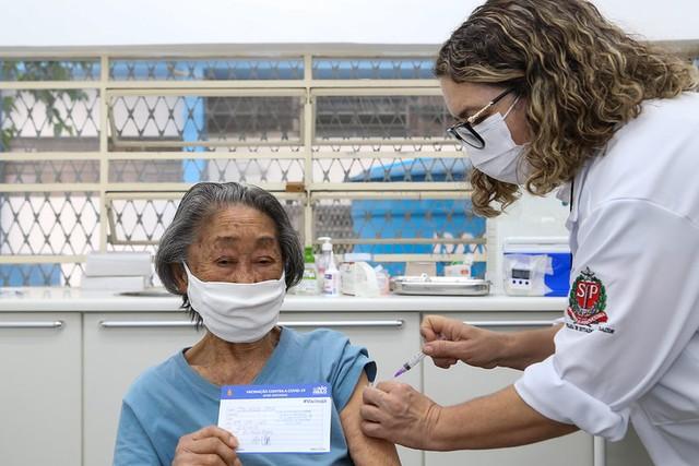 Cidade de São Paulo aplica quarta dose da vacina contra a Covid-19 em idosos acima de 80 anos a partir desta sexta