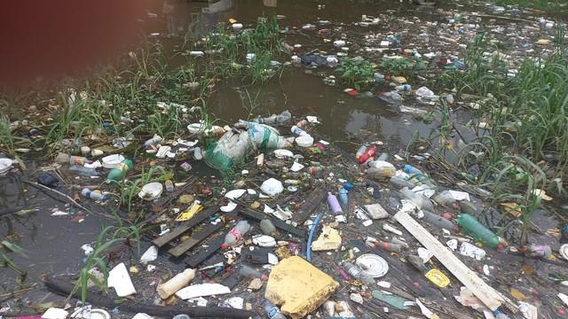 Corpo dentro de sacola é encontrado boiando na orla de Manaus