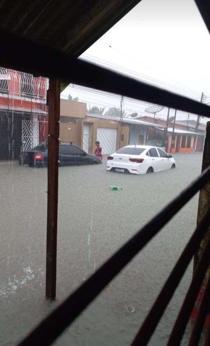 Chuva forte causa alagamento de casas e deixa ruas de Parintins debaixo d'água