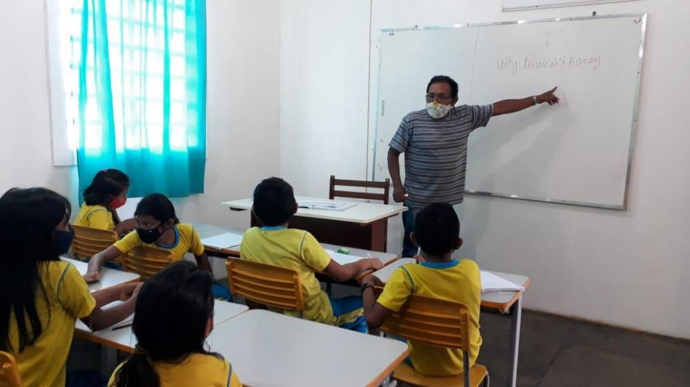 SEMED oferece professor bilíngue a alunos indígenas em Parintins
