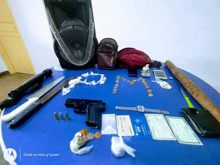 Polícia Militar prende quatro homens e apreende um menor de idade por tráfico de drogas e porte ilegal de arma, em Vila Amazônia 