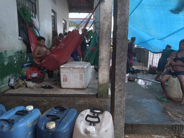 Indígenas pedem retorno às aldeias e protestam contra abrigos provisórios da Funai em Barcelos, no Amazonas 