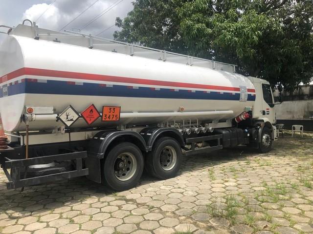 Dupla é presa suspeita de roubar caminhão com 25 mil litros de combustíveis, em Manaus