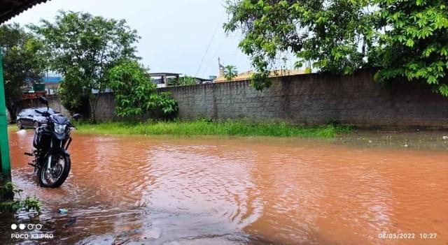 Chuva forte no domingo deixa cidade de Itacoatiara alagada 