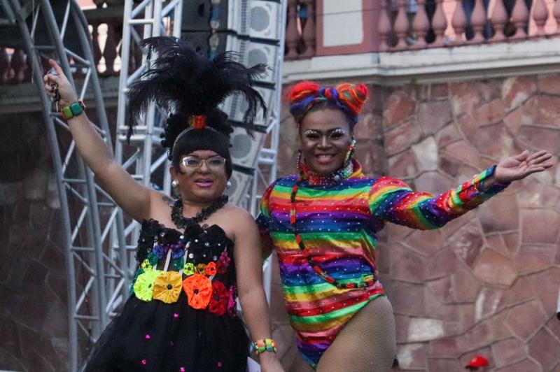 Parada do Orgulho LGBTQIA+ reúne mais de 20 mil pessoas em Manaus