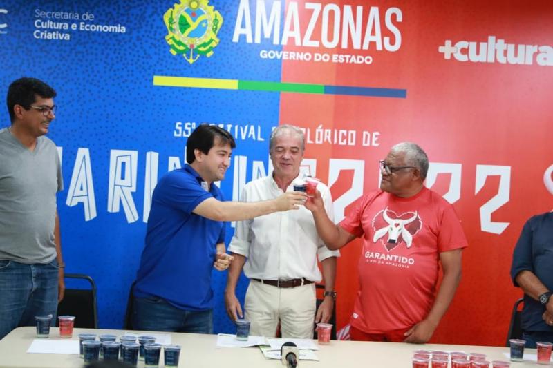 Bumbás de Parintins recebem 70 mil copos temáticos com água tratada