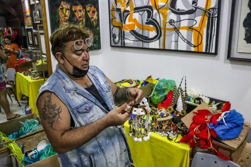 Festival de Parintins movimenta economia criativa com venda de adereços