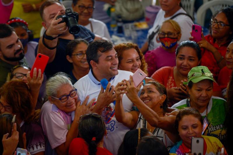 Wilson Lima recebe apoio de grupos da terceira idade durante café da manhã no Centro de Manaus