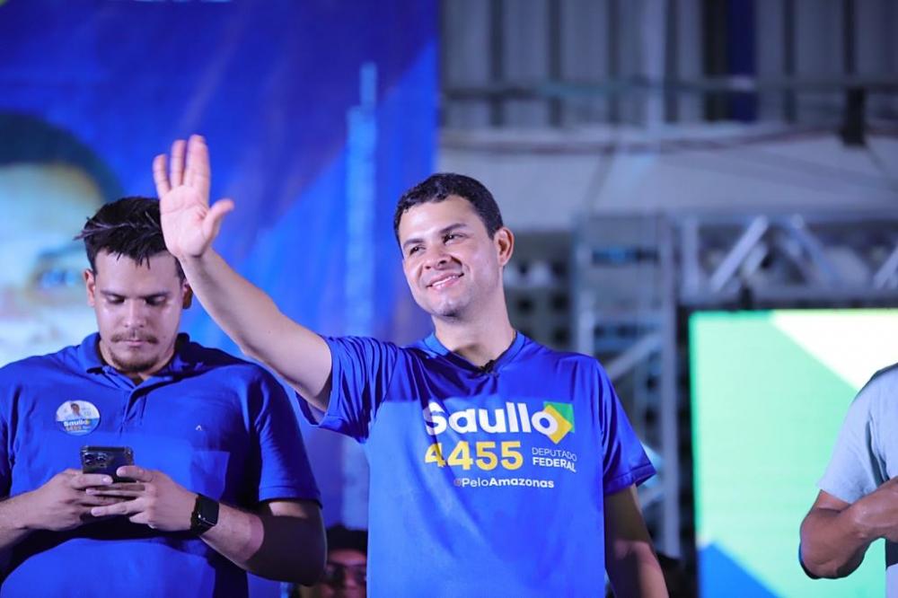 Saullo Vianna lota quadra de escola de samba em reunião com moradores das zonas oeste e centro-oeste de Manaus 