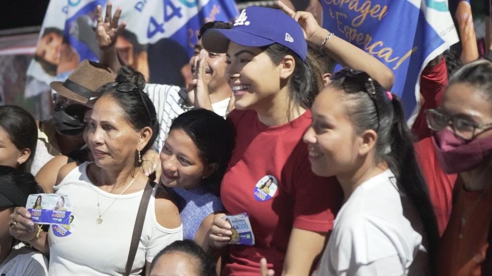 Durante extensa agenda em Parintins, Brena Dianná realiza caminhada no bairro São Benedito 