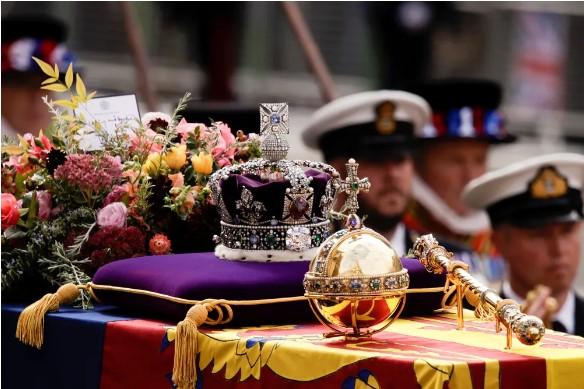 Caixão da rainha Elizabeth ll é levado para sepultamento em cerimônia restrita 