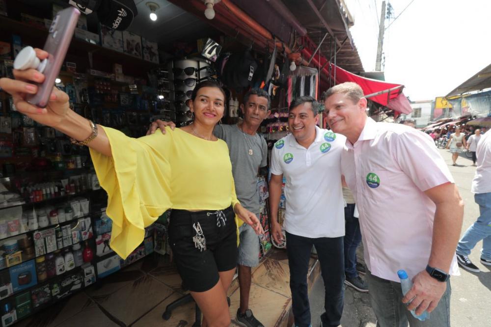 Wilson Lima e Marcos Rotta garantem reforma da Feira do Manoa, em caminhada na zona norte 