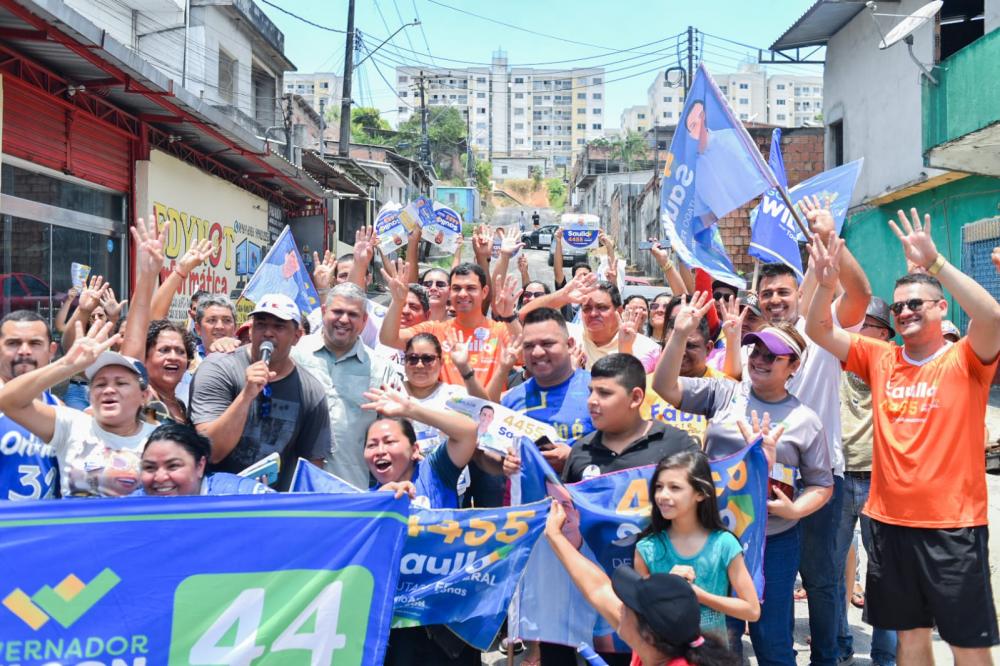 Saullo Vianna realiza caminhada no bairro Novo Reino, zona leste de Manaus 