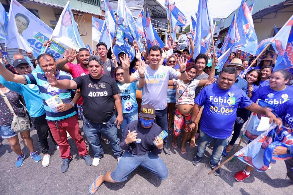Saullo Vianna é recebido com festa durante caminhada no Jorge Teixeira 