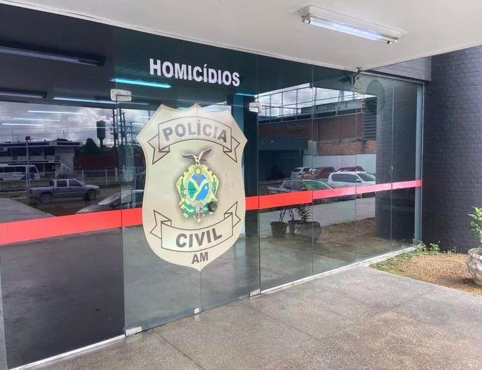 Homem é morto no carro da família enquanto saía para deixar filhos na escola, em Manaus; uma criança foi baleada