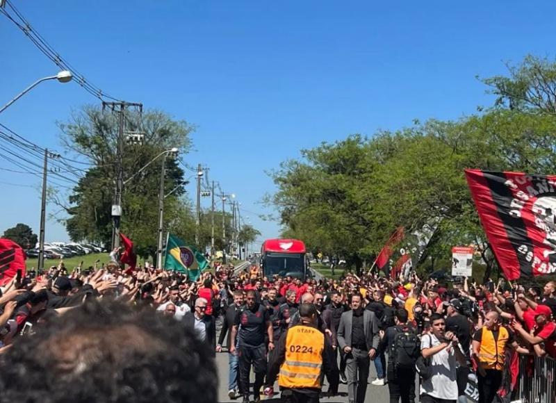 Athletico embarca com festa da torcida para a final da Libertadores em Guayaquil