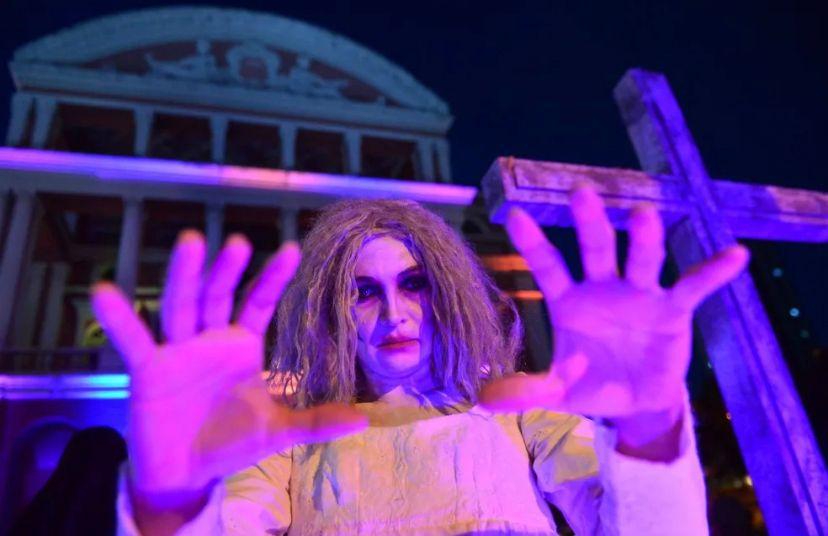 'Halloween do Teatro Amazonas' tem visitação performática com personagens dos filmes de terror